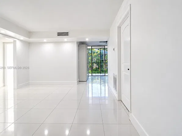 8615 NW 8th St APT 211, Miami, FL 33126