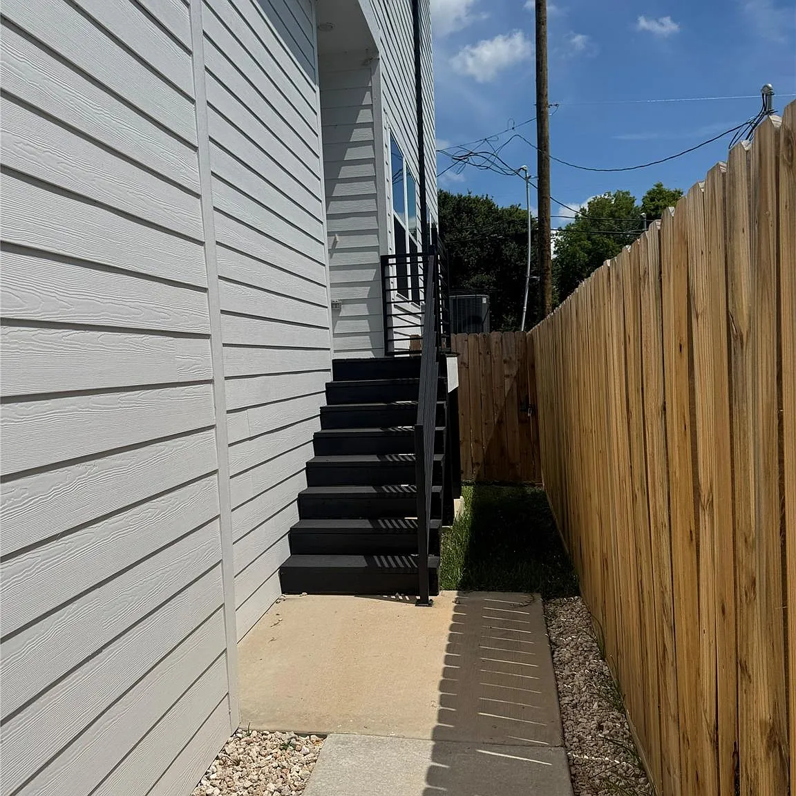 3 bed, 2.5 bath, 2204 sqft, $2,495 — Photo 2