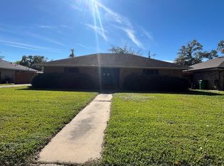 305 Leonard St, Angleton, TX 77515