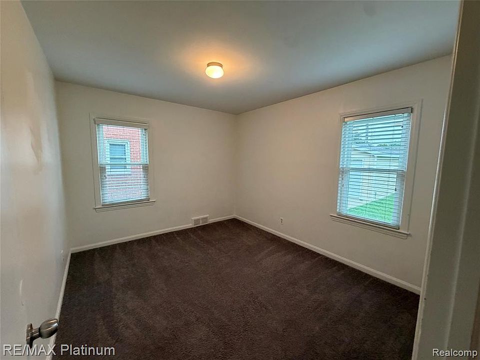 21160 Kenmore Ave, photo 7