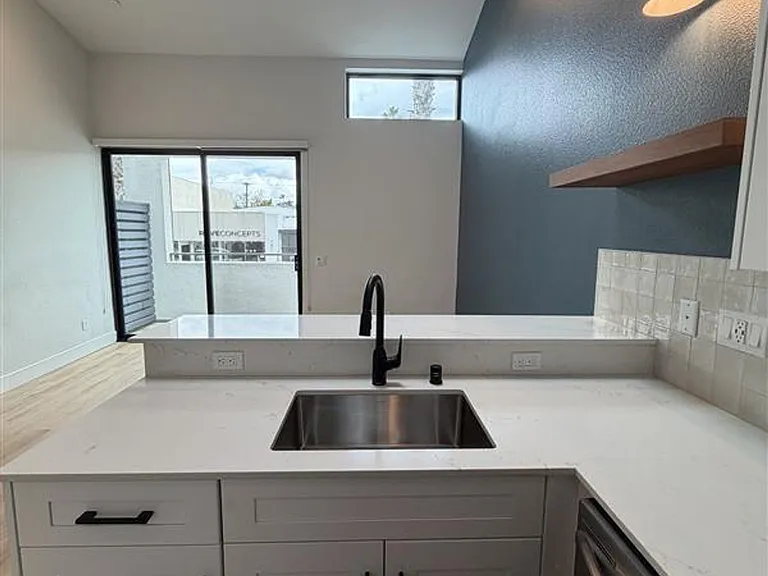 Girard Lofts — Photo 9
