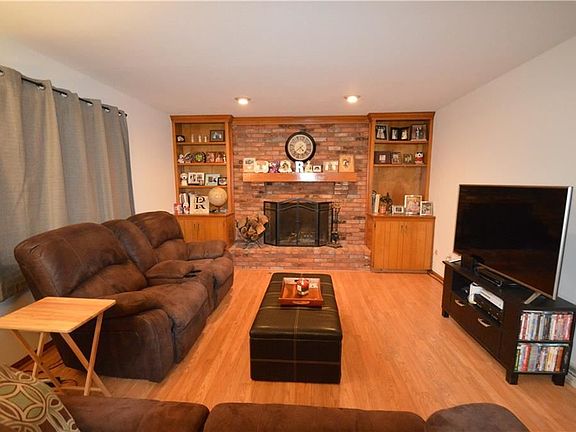 3rd image of 1521 Carriage Hill Dr