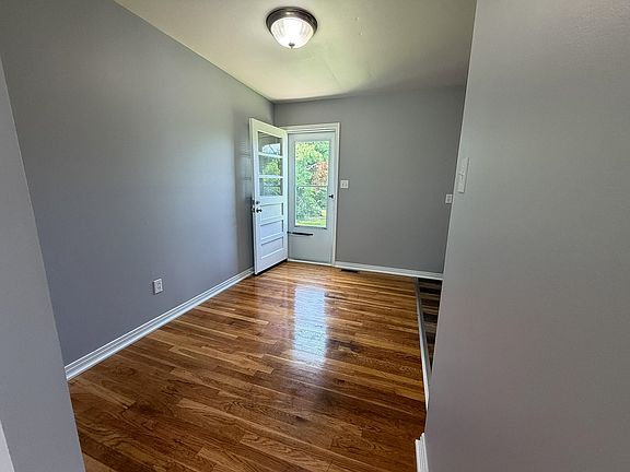 4th image of 105 Sharon Cir