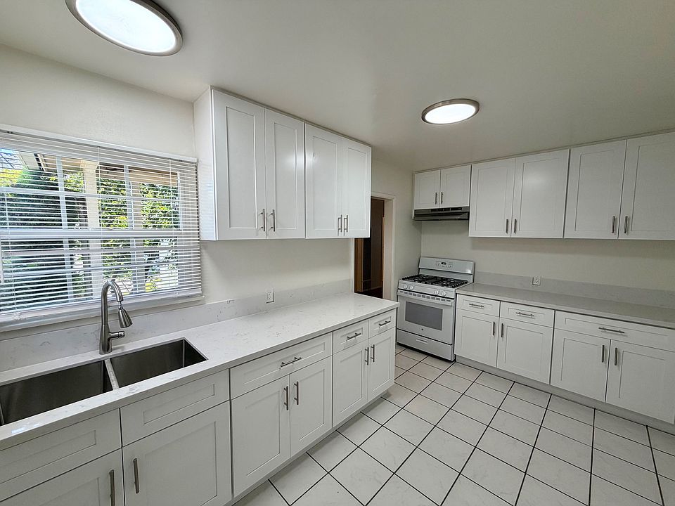 1st image of 2111 Huntington Dr APT B