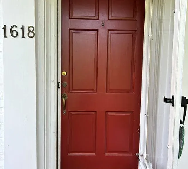 1618 Oxford Rd — Photo 2