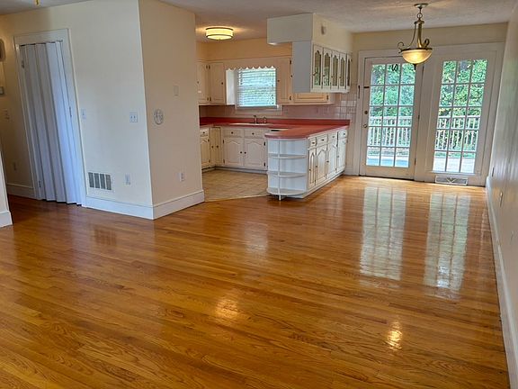 3rd image of 359 Canterbury Dr