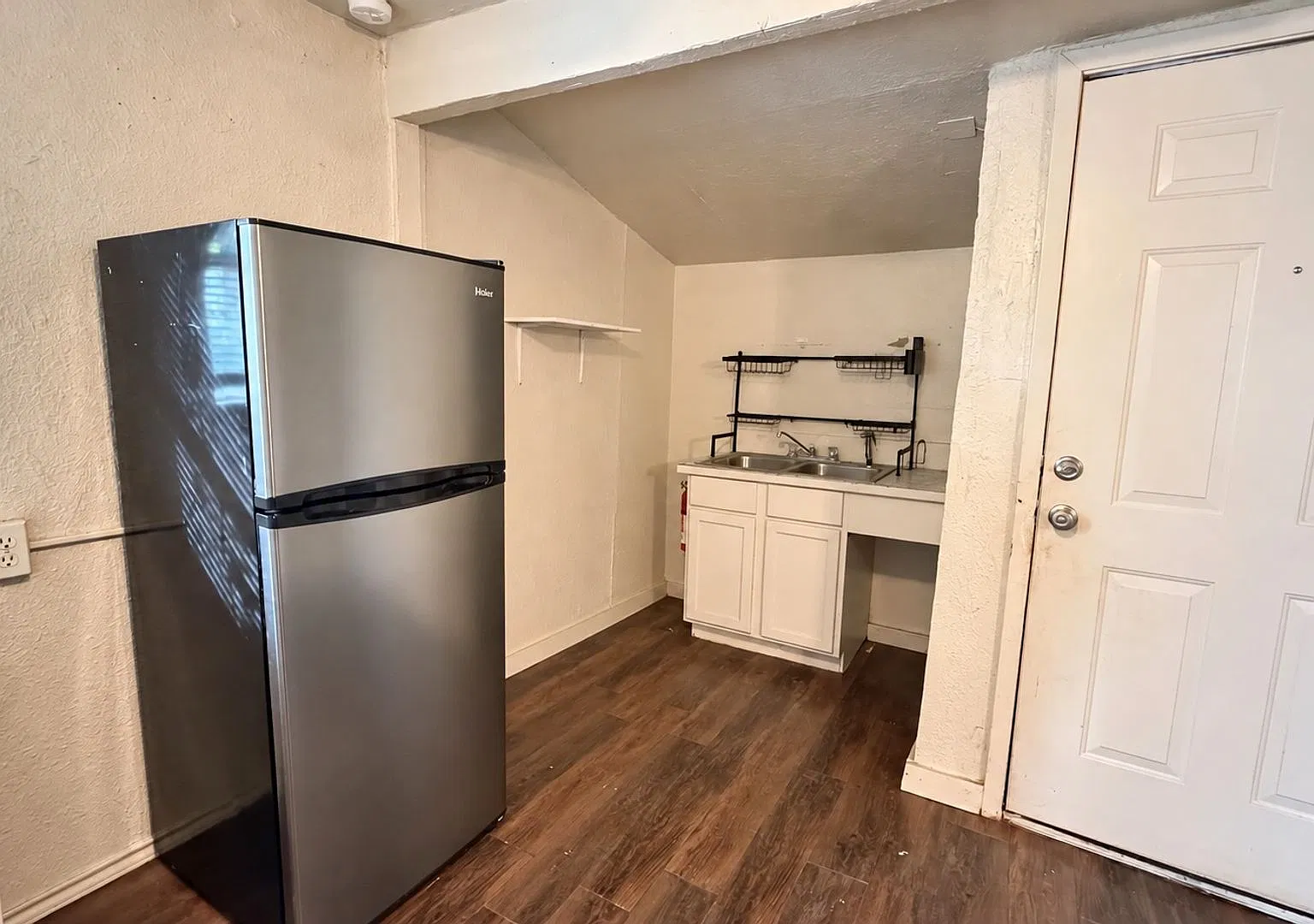 One Bedroom! Water Paid! $595 For One Year; 6 Mos Available! — Photo 4