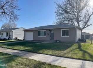 617 14th Ave W, Williston, ND 58801