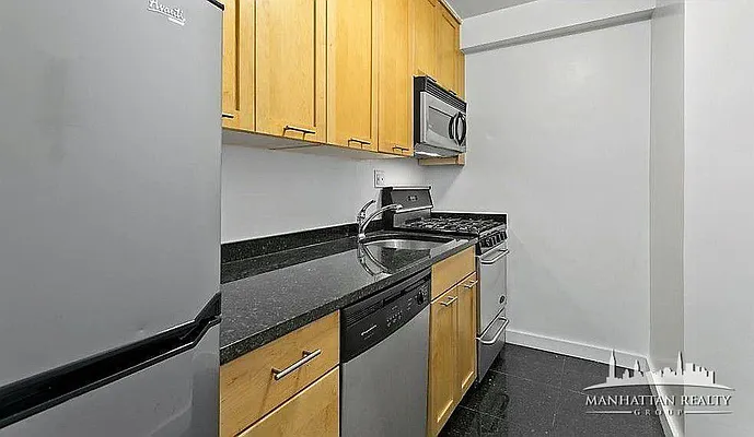 Rented by Manhattan Realty Group | media 13