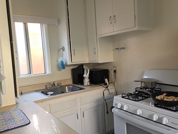 3rd image of 21607 Berendo Ave #21607