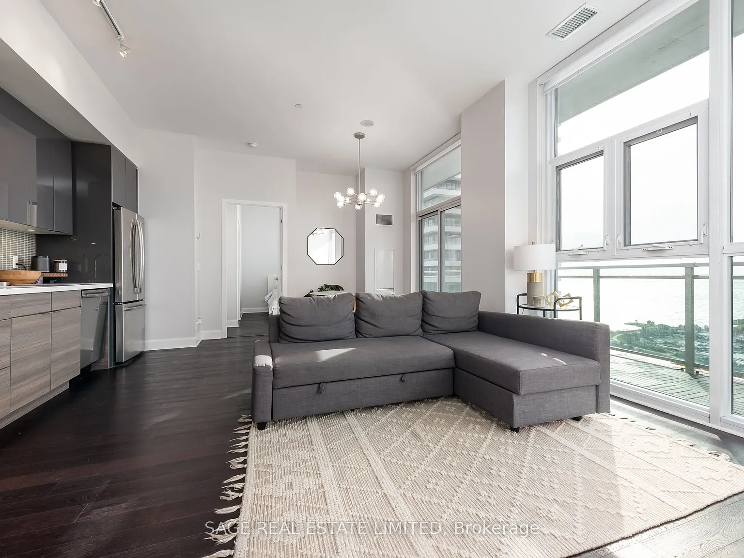 Jade Condos — Photo 2