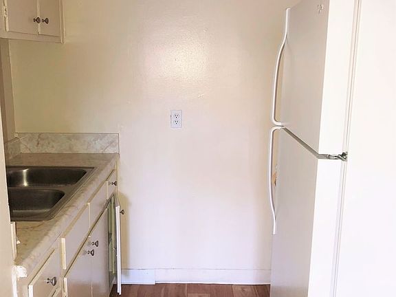 2nd image of 830 S Grand View St APT 8