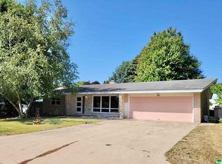 710 Pleasantview Dr, Storm Lake, IA 50588