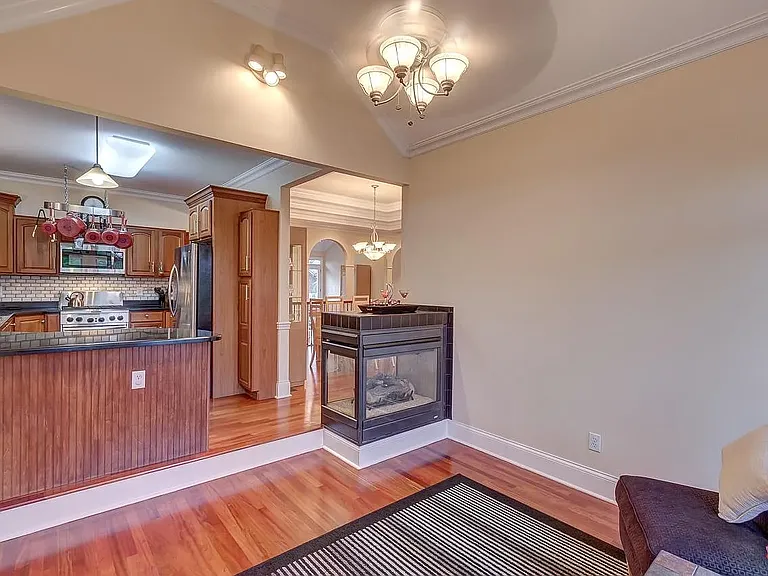909 Village Green Ave — Photo 13