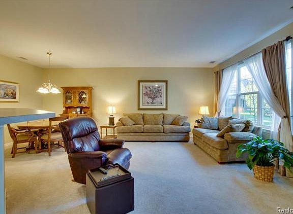 OPEN CONCEPT MAIN FLOOR