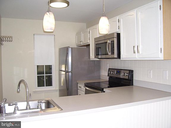 5th image of 420 Derry Dr