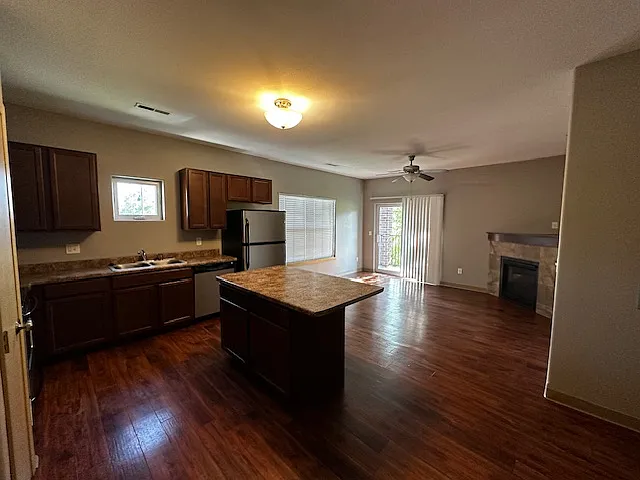 3 bed, 1192 sqft, $2,700 — Photo 2