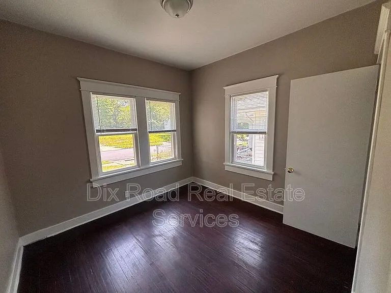 2109 Victoria Ave — Photo 10