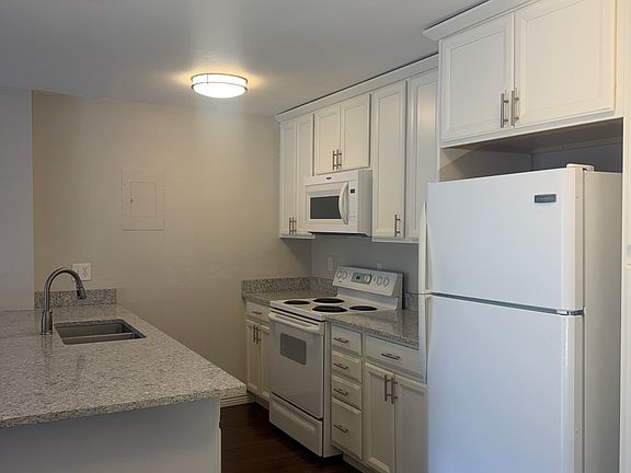 2nd image of 1250 Golden Cir