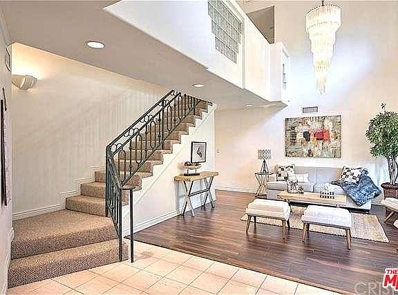 2nd image of 3151 N Beachwood Dr