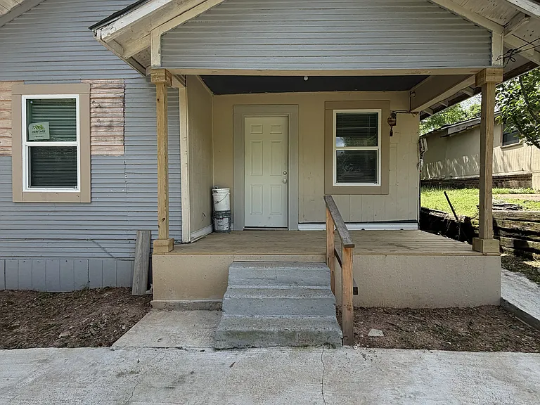 800 W 25th St — Photo 2