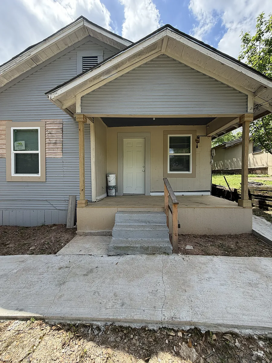 Building Photo - 800 W 25th St