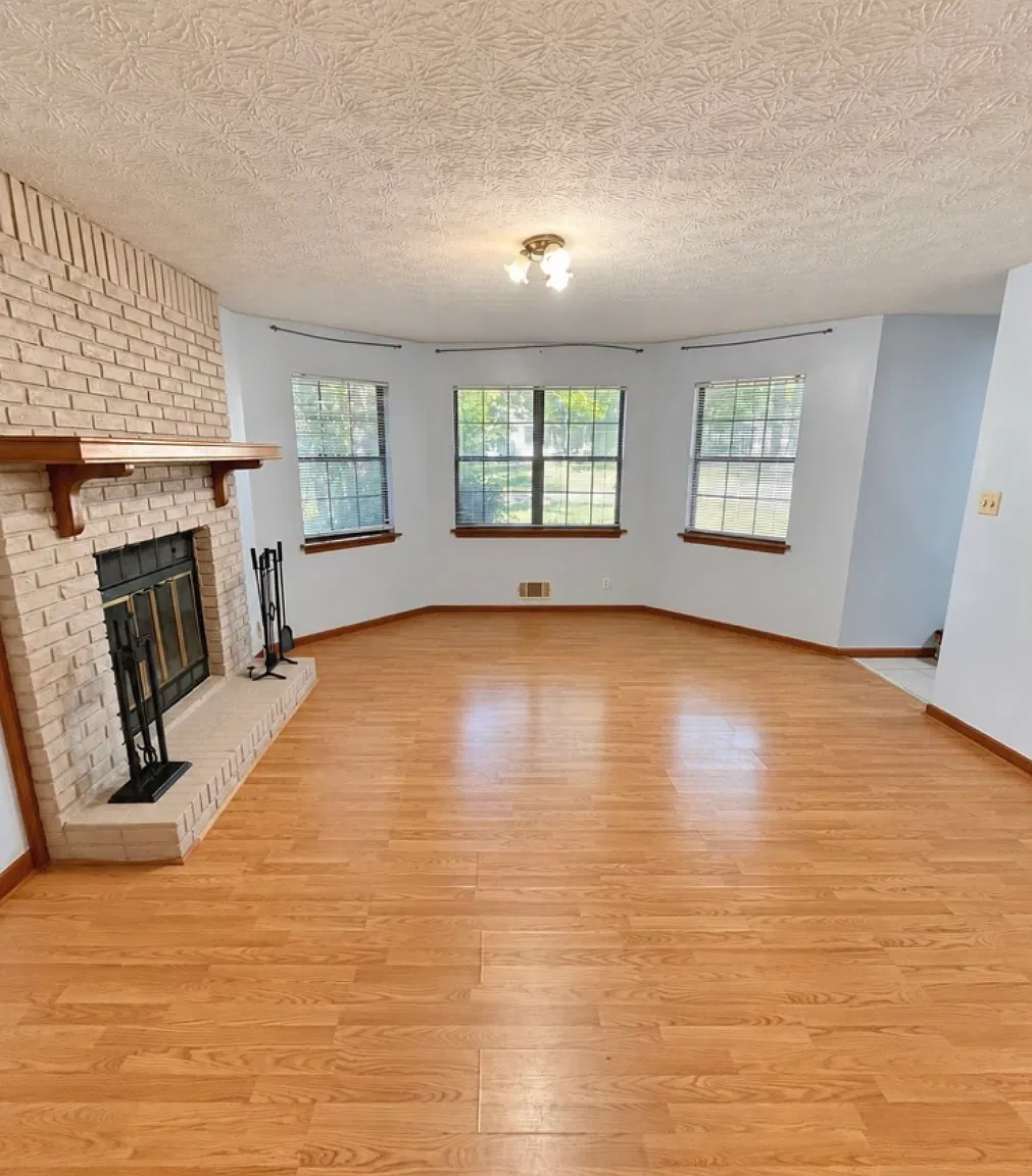 3 bed, 2.5 bath, 1600 sqft, $1,837 — Photo 2