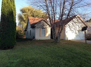 104 Gables Dr SW, Poplar Grove, IL 61065