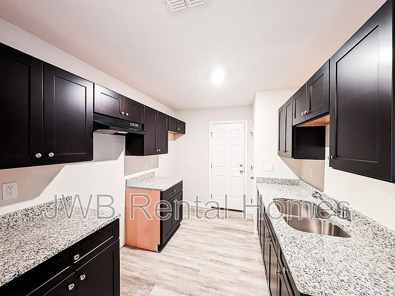 7828 Dekle Ave — Photo 2