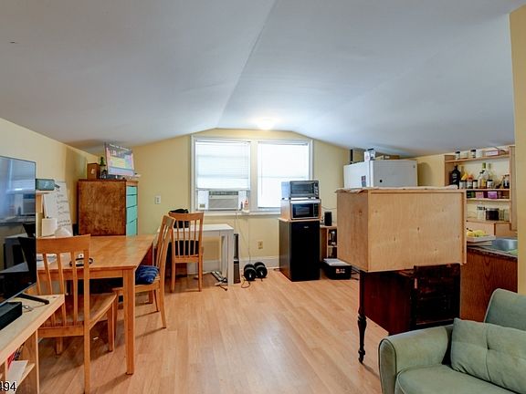 4th image of 814 Kilsyth Rd #0