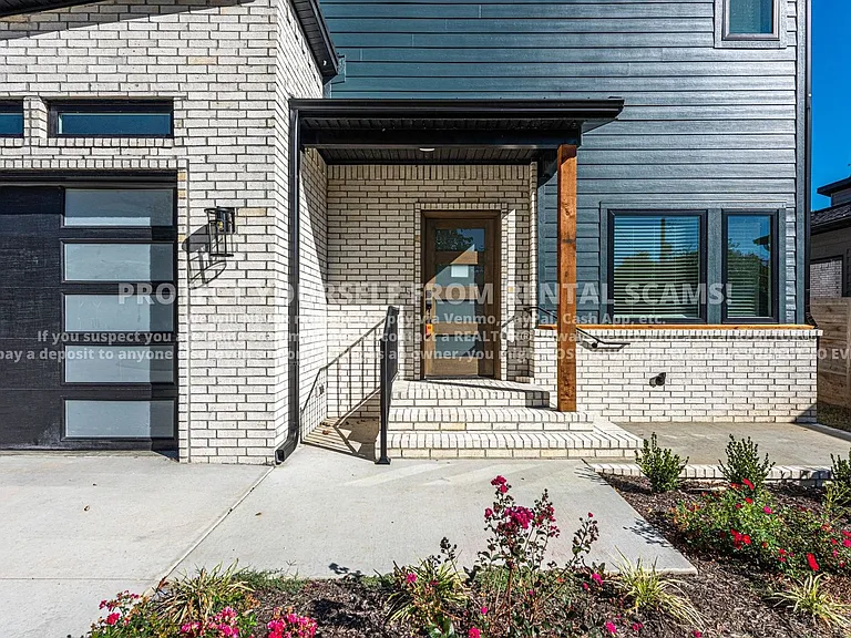 956 W Boone St — Photo 2