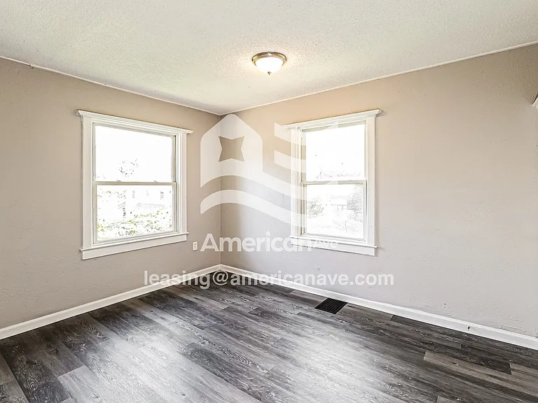 422673_011_bedroom_10.jpg