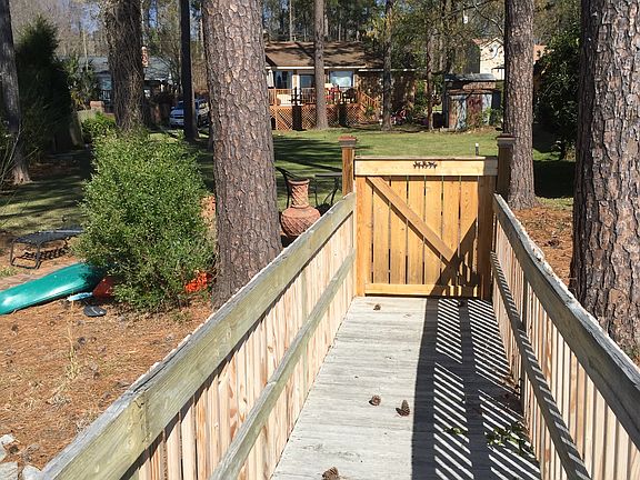 Fixed dock towards house