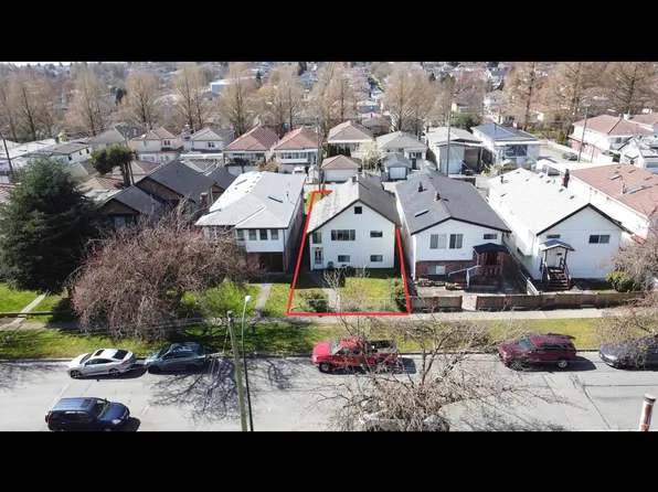5829 McKinnon St, Vancouver, BC V5R 4E2