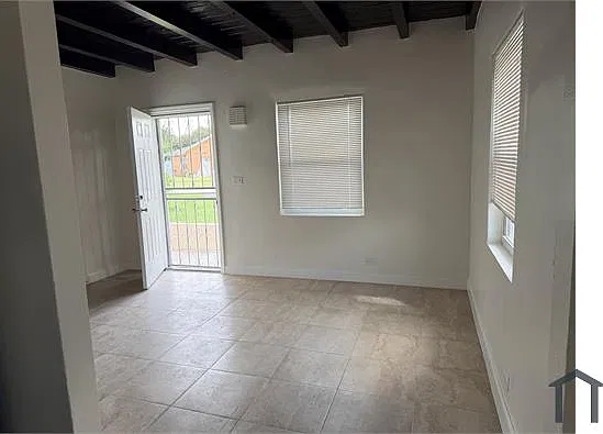 2 bed, 800 sqft, $2,400 — Photo 2