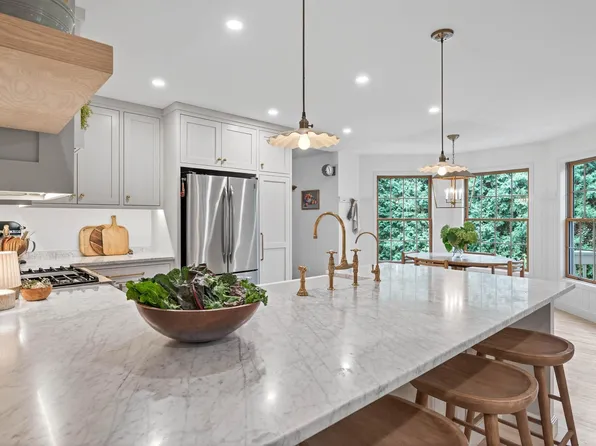 495 Harbor Ct, Shoreview, MN 55126