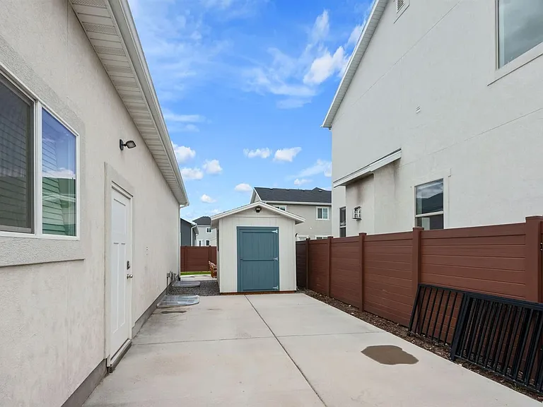 322 N 240 E — Photo 13