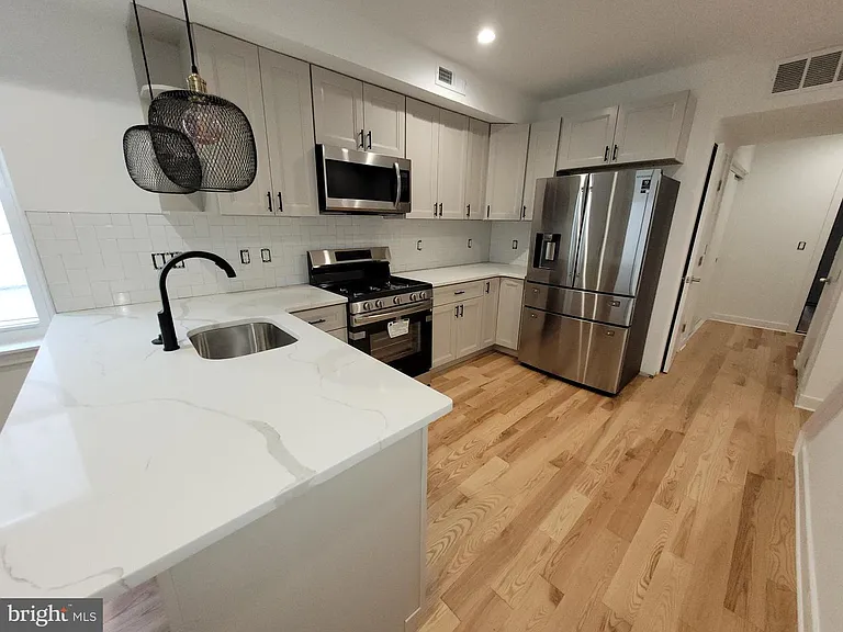 223 E Girard Ave #1R — Photo 5
