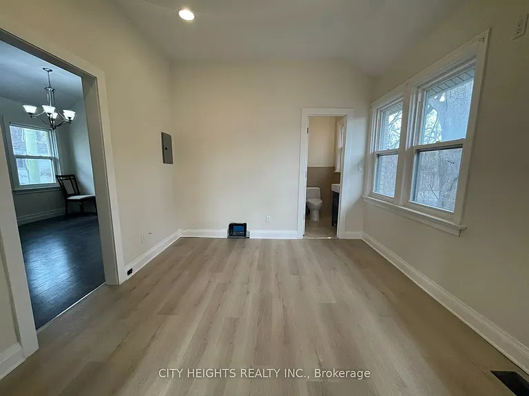 1561 Hurontario St — Photo 22