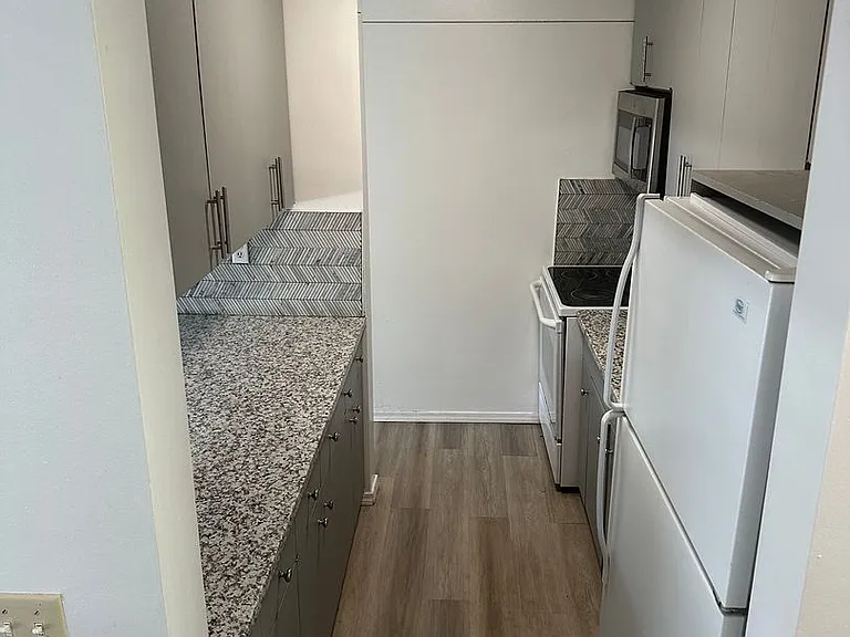 1717 E Jefferson St — Photo 13