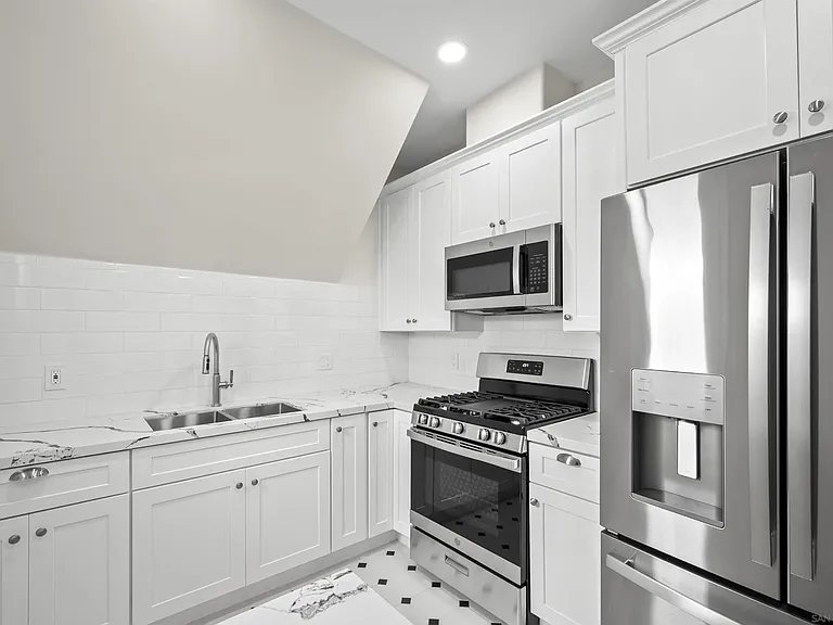 2253 Brant St — Photo 10