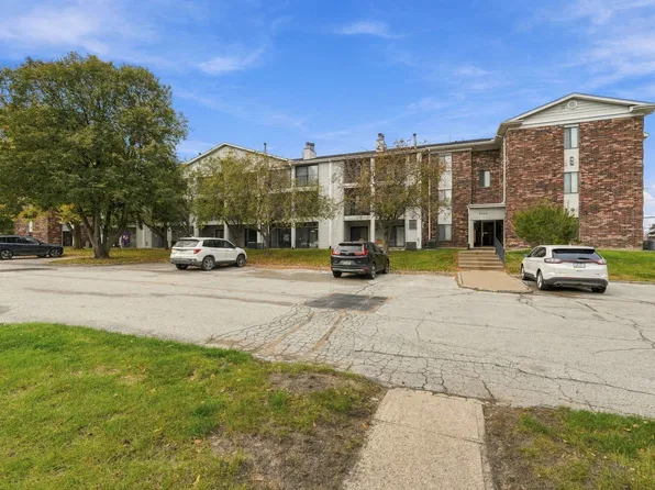 4805 86th St APT 32, Urbandale, IA 50322