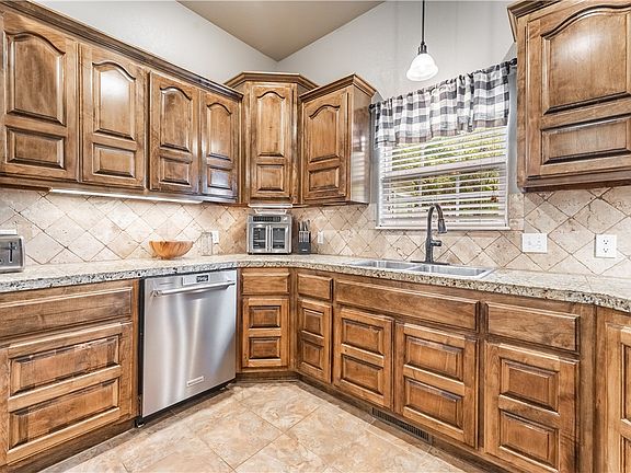 5th image of 50 Berkshire Dr