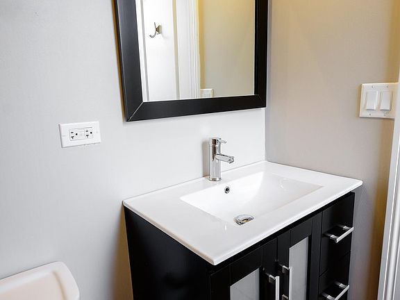 4th image of 15 S Hoyne Ave #3