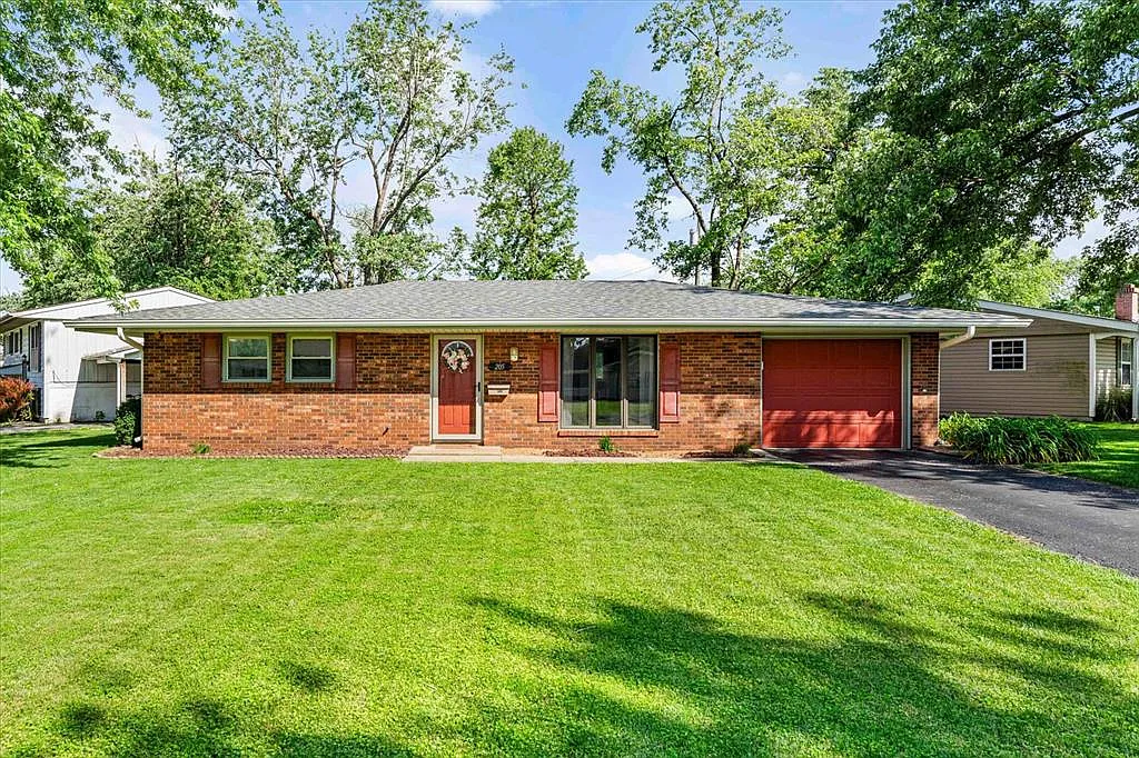 205 Willow Dr photo 1