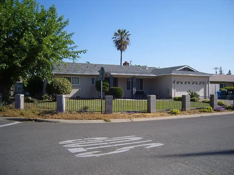 1489 Thomas Dr photo 1