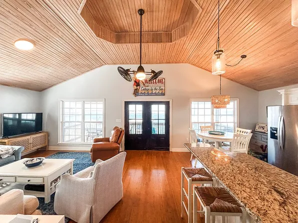 142 Elaine Dr, Bay Saint Louis, MS 39520