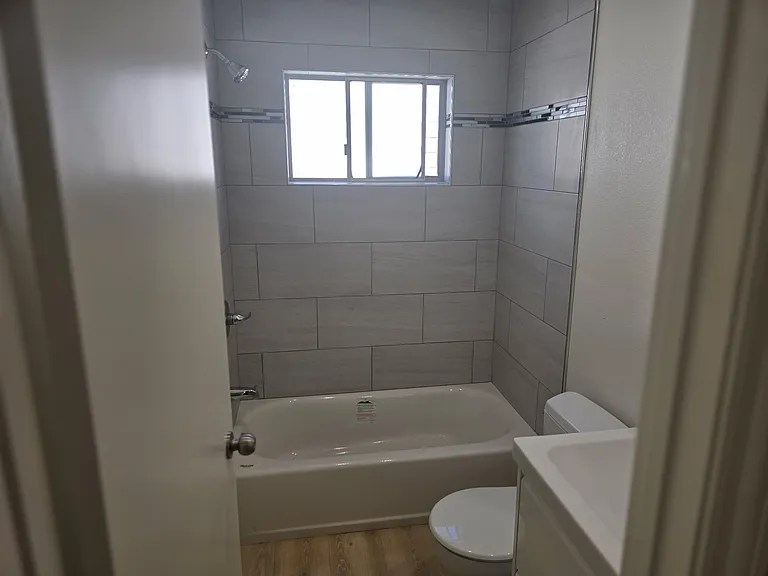 730 E 17th St #7 — Photo 12