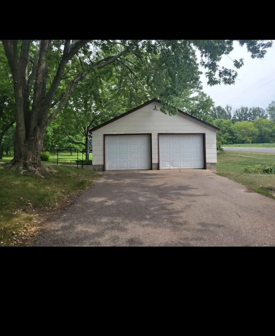 3 bed, 1.5 bath, 1650 sqft, $2,100 — Photo 2