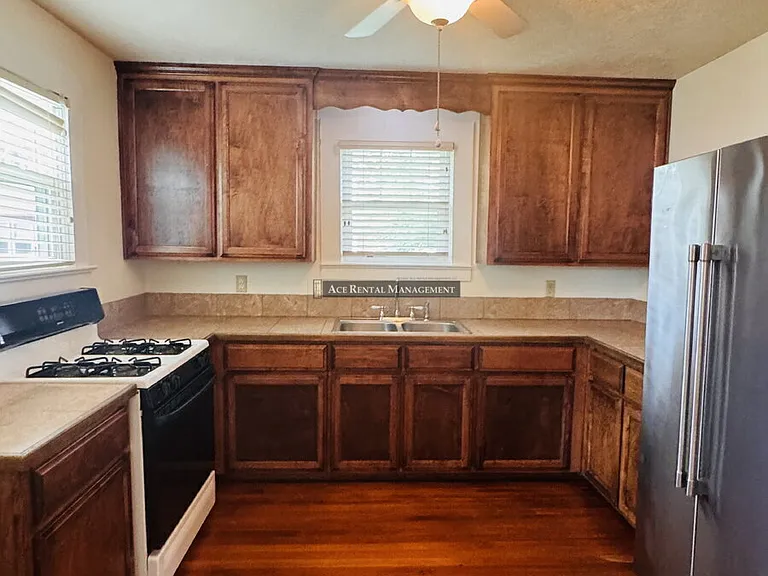 1502 Dallas St — Photo 5